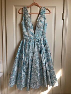 Sleeveless V-Neck Midi Dress in Light Blue and Silver Floral